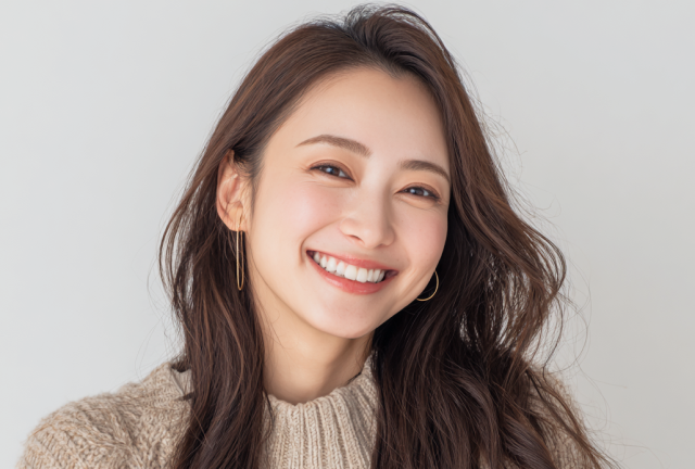 患者と会話している女性歯科医師