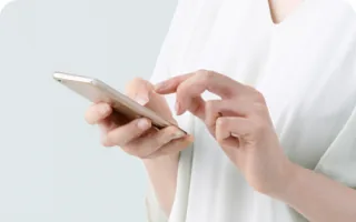 スマートフォンで予約する様子